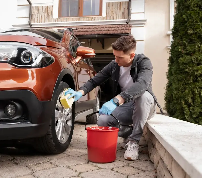Lavage auto à domicile Chaumeil : professionnel intervenant sur un véhicule